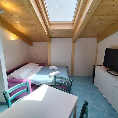 Red Mulberry House 1 *