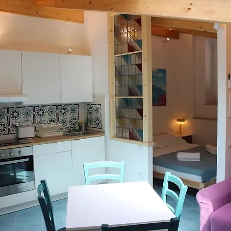 Red Mulberry House 1 *