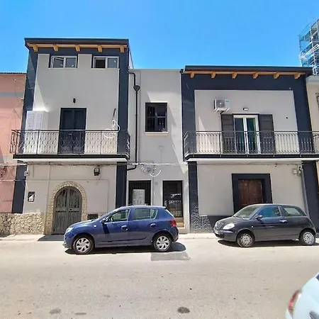 Red Mulberry House 1 *